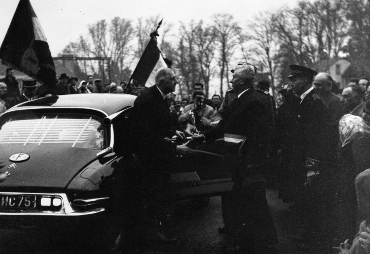Le Général de Gaulle est accueilli par Claude Guyot à Arnay-le-Duc le 18 avril 1959