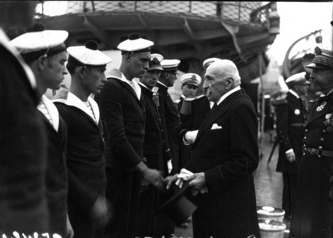Cérémonie en l'honneur des victimes du naufrage du sous-marin « Prométhée » au large de Fermanville (Normandie), 1932