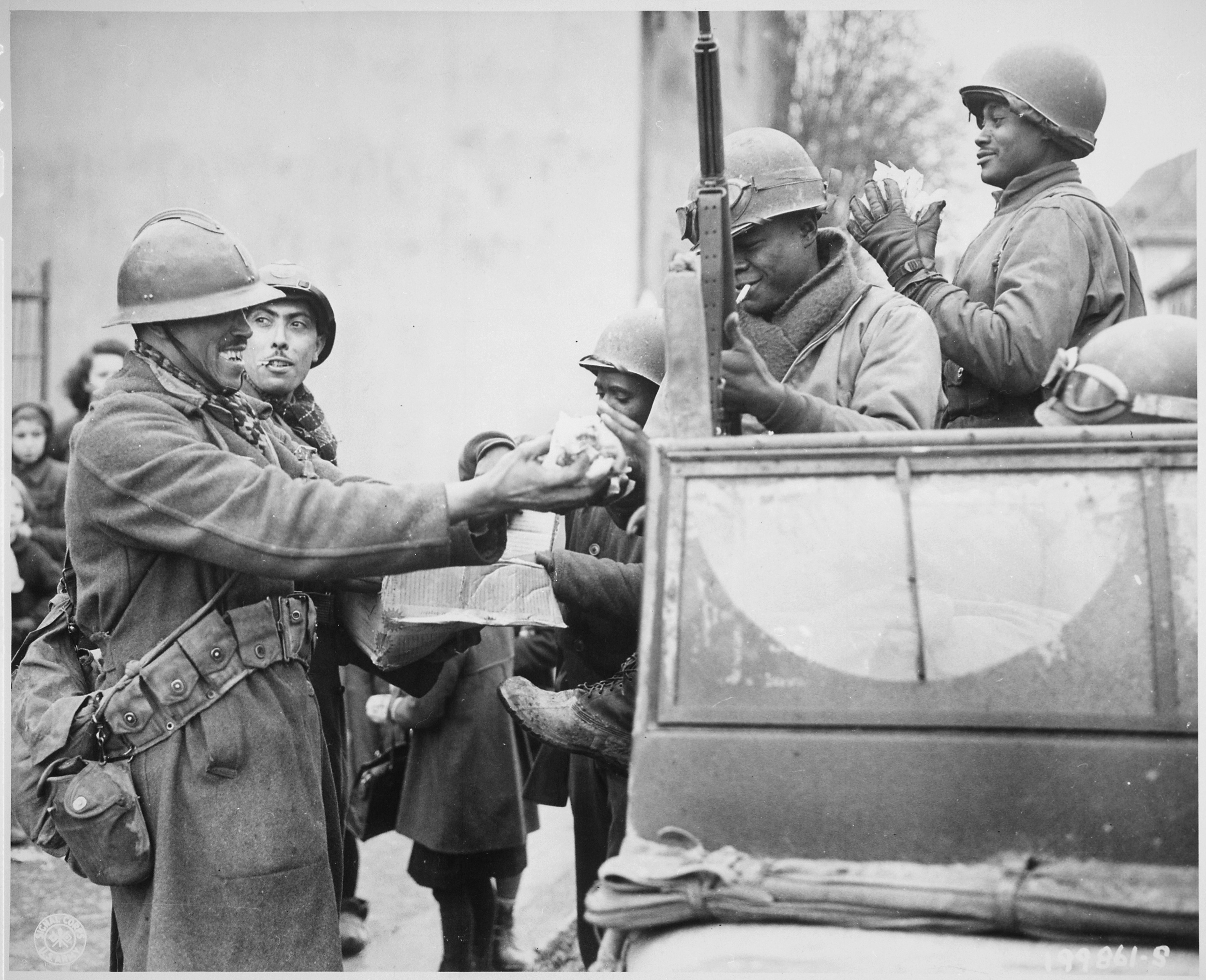 Soldats français et américains à Rouffach, après la liquidation de la poche de Colmar, 1945
