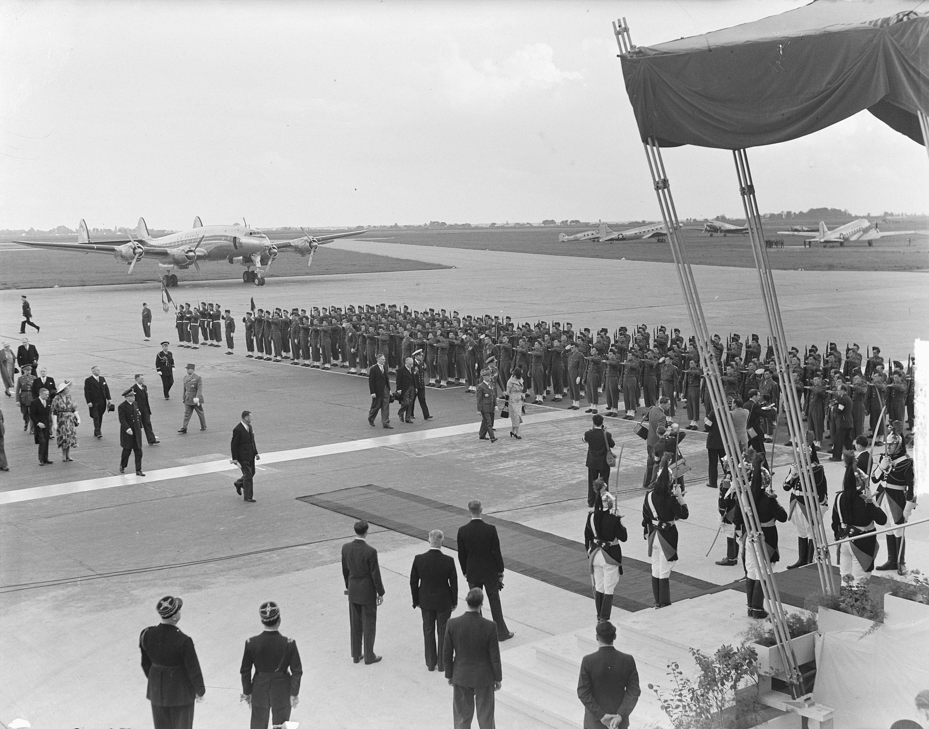 Arrivée de la reine Juliana à l'aéroport de Paris, 1950