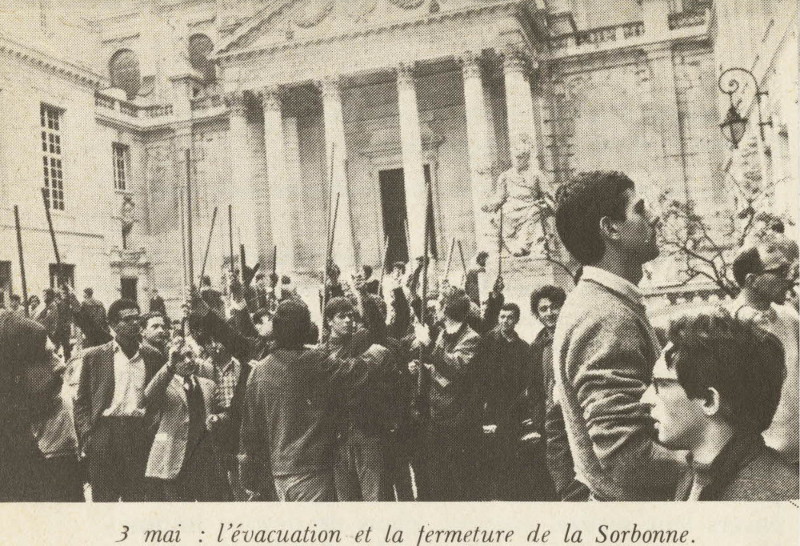 Un groupe d'étudiants dans la cour de la Sorbonne le 3 mai 1968