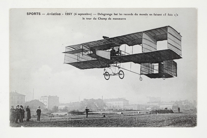 Delagrange bat les records du monde en faisant 15 fois et demi le tour du Champ de manœuvre, 1908