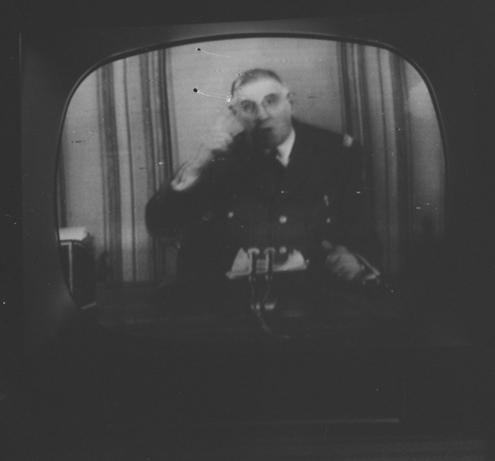 Discours radiotélévisé du président de Gaulle le 29 janvier 1960 qui en uniforme affirme fermement sa volonté de poursuivre la politique d'autodétermination en Algérie et rappelle à l'armée de respecter la discipline