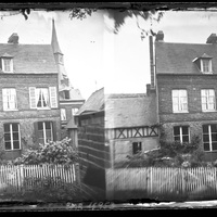 Maison en briques dans un village