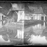 Ferme normande le long d'une rivière