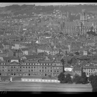 Vue générale de Rouen prise depuis la Côte Sainte-Catherine. Vue sur la caserne Jeanne d'Arc
