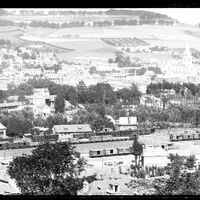 Rouen. Vue générale sur le quartier des Deux-Rivières, la gare Rouen-Martainville et l'église Saint-Hilaire