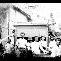 Groupe d'hommes dans une ferme