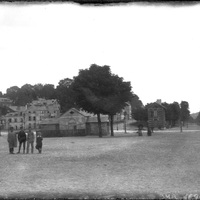 Rouen. Groupe d'enfants place du Boulingrin
