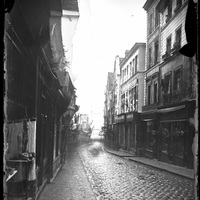 Rouen. La rue Grand-Pont sous la pluie