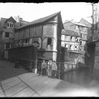 Rouen. Groupe d'enfants sur le pont de la rue Saint-Eustache