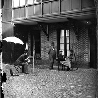 Peintres dans une cour intérieur