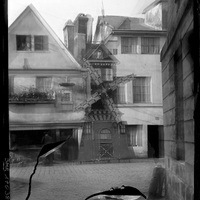 Décoration en forme de moulin sur une maison