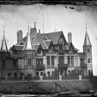 Château en briques en bord de mer