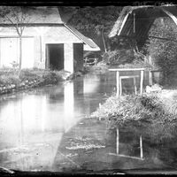 Ferme normande le long d'une rivière