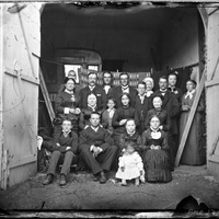 Portrait de groupe dans une ferme