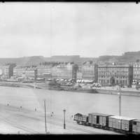 Rouen. La Seine, les quais rive droite et l'hôtel de la Douane vus depuis la rive gauche