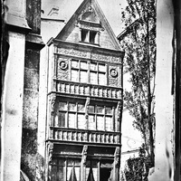 Rouen. Reproduction d'une photographie de la maison dite "maison aux médaillons" après sa reconstitution au pied de la Tour Saint André