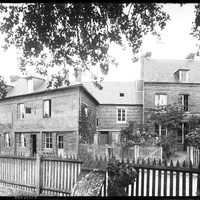 Maisons en briques dans un village