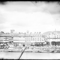Rouen. Activité portuaire sur les quais rive droite (quai du Havre) vus depuis la rive gauche
