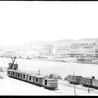 Rouen. La Seine et l'activité portuaire sur la rive droite, vus depuis la rive gauche