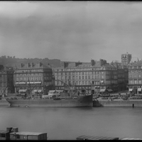 Rouen. La Seine, les quais rive droite et le Grand Hôtel d'Albion vus depuis la rive gauche