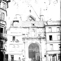 Rouen. Portail d'entrée de l'ancienne église du monastère des Augustins rue Malpalu
