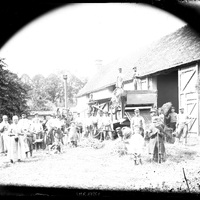 Groupe de personnes travaillant dans une ferme