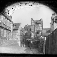 Rouen. Rue Eugène Dutuit, le long de l'église Saint-Maclou