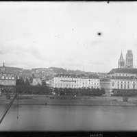 Rouen. Les quais rive droite et le Théâtre des Arts vus depuis la rive gauche