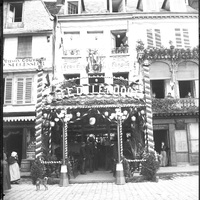 Rouen. Décoration festive au Café de l'Époque, rue d'Amiens