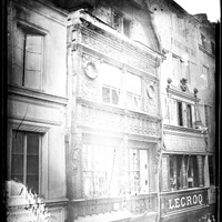 Rouen. Façade de la maison aux médaillons rue du Gros-Horloge avant son démontage