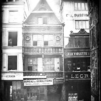 Rouen. Façade de la maison aux médaillons rue du Gros-Horloge avant son démontage